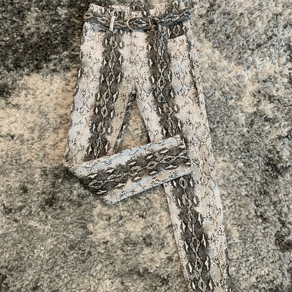 Akira Women’s Snake Print Belted Long Pants Size 5 - Picture 15 of 16